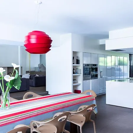 Sleeps 12 וילה