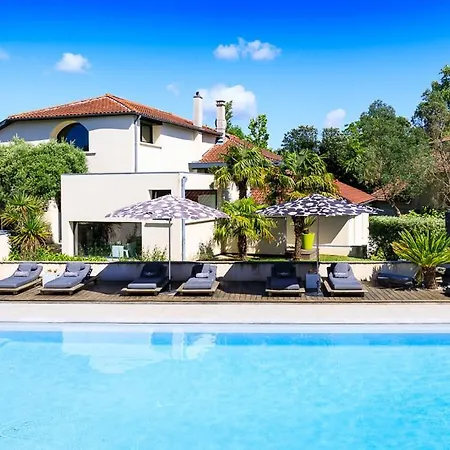Sleeps 12 וילה Saubrigues