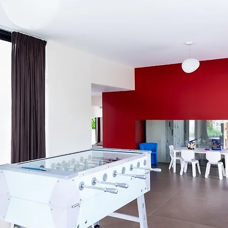 Sleeps 12 *