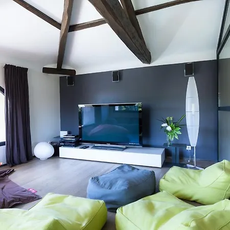 Sleeps 12 Saubrigues