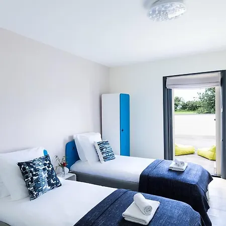 Sleeps 12 וילה Saubrigues